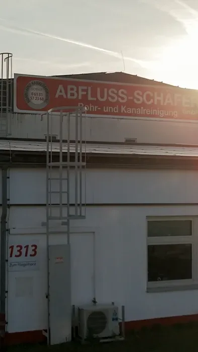 Imagefilm: Betriebshalle mit Firmenschild