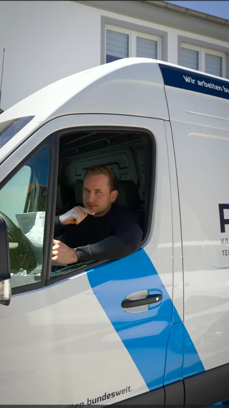 Recruiting-Reel: Monteur am Transporter